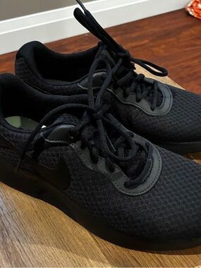 Nike Women's Black Mesh Athletic Sneakers